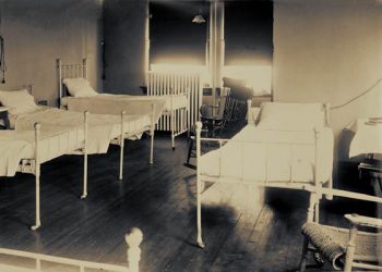 Fotot e panjohura / Godinat, klinikat dhe mjekët e spitaleve, nga Monarkia e Zogut, në Shqipërinë Socialiste: Tirana, Durrësi, Shkodra, Korça, Vlora, Elbasani, Gjirokastra, Berati, Peqini, Lezha…