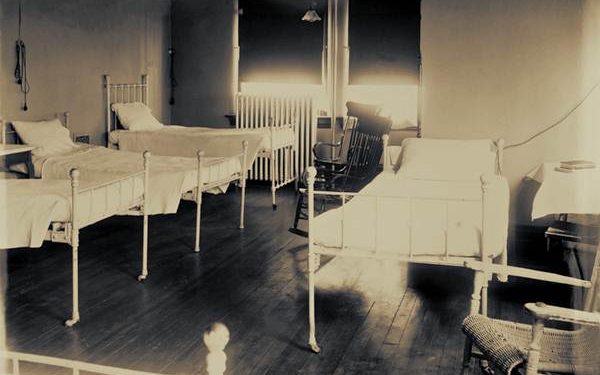 Fotot e panjohura / Godinat, klinikat dhe mjekët e spitaleve, nga Monarkia e Zogut, në Shqipërinë Socialiste: Tirana, Durrësi, Shkodra, Korça, Vlora, Elbasani, Gjirokastra, Berati, Peqini, Lezha…