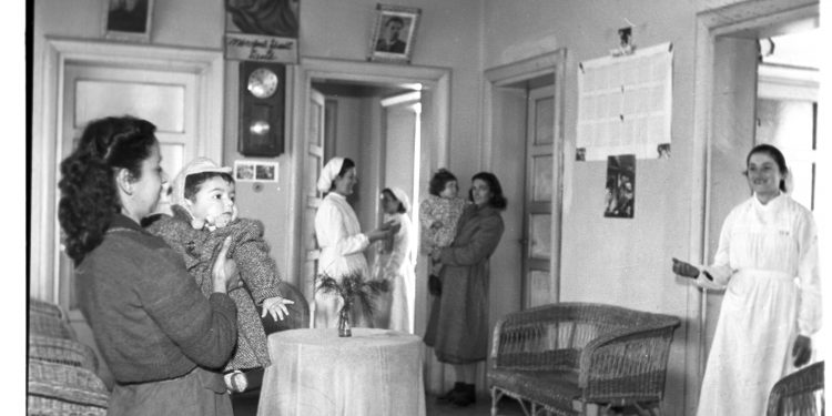 Fotot e panjohura / Godinat, klinikat dhe mjekët e spitaleve, nga Monarkia e Zogut, në Shqipërinë Socialiste: Tirana, Durrësi, Shkodra, Korça, Vlora, Elbasani, Gjirokastra, Berati, Peqini, Lezha…