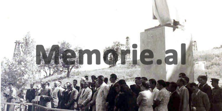 “Zemrat tona janë në ankth dhe vuajnë, pse vuan ati ynë i shtrenjtë, shpëtimtari i njerëzimit,…”/ Fotot e panjohura të ceremonive në Tiranë për vdekjen e Stalinit