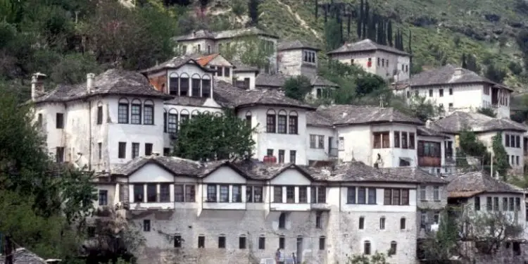 “Pashkët s’u festuan, u arrit një sukses, por grekët na provokuan me 20 vajza të degjeneruara, që kërcyen dancin dhe…” Letra sekrete për Ramizin