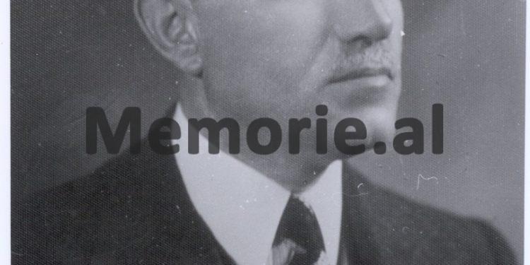 “Mbajti me bukë Enverin në Paris, por ai e shpërbleu me 10 vite burg në Burrel dhe roje te derrat në Gosë …”/ Dëshmia e nipit, për senatorin e deputetin