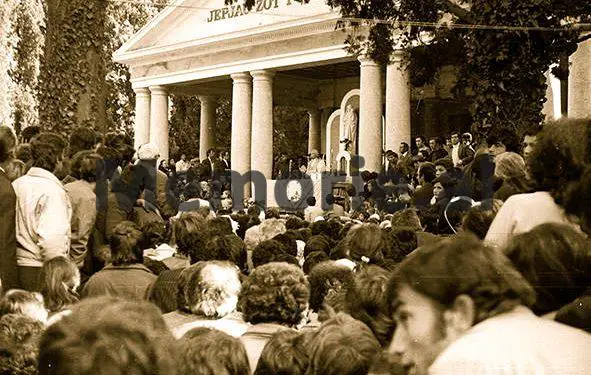 Dëshmia e shokut të qelisë: “Si e mësuam lajmin e vdekjes së Enverit në burgun e Burrelit dhe përse vetëm Dom Simon Jubani s’u gëzua, pasi…”