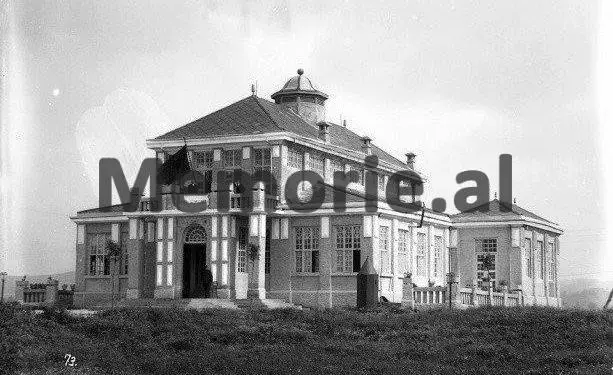 “Mbajti me bukë Enverin në Paris, por ai e shpërbleu me 10 vite burg në Burrel dhe roje te derrat në Gosë …”/ Dëshmia e nipit, për senatorin e deputetin