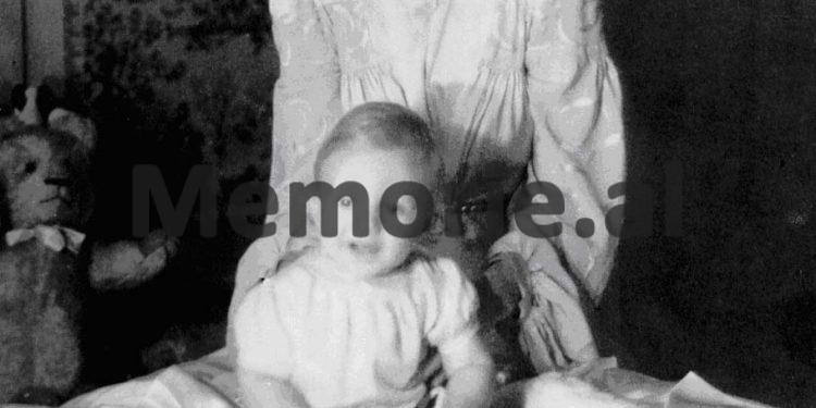 Fotot e panjohura/ Nga lindja e Princit Leka më 5 prill ‘39, ikja e Mbretit Zog nga Shqipëria dhe ndalesa në Follorinë, itinerari nëpër Europë dhe qëndrimi në Egjipt, e deri tek betimi i Lekës së Parë në ‘61-in