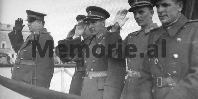 “Vëllai im, i diplomuar në “Voroshillov”, nga gjeneralët më të talentuar dhe heronjtë e Luftës, Enveri e la në një kasolle qeni dhe të hapte kanale…”/  Historia tragjike e ushtarakut të famshëm