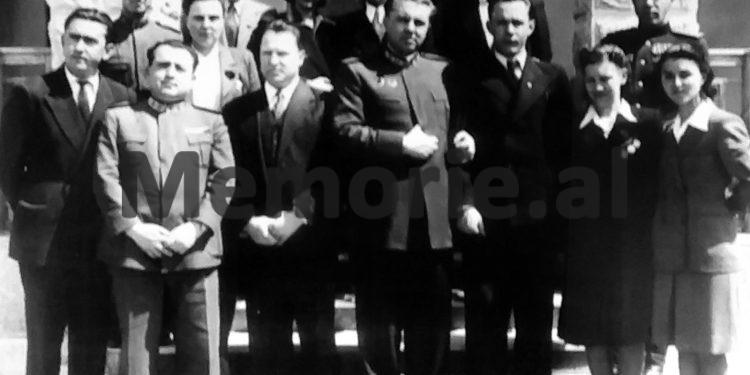 “Vëllai im, i diplomuar në “Voroshillov”, nga gjeneralët më të talentuar dhe heronjtë e Luftës, Enveri e la në një kasolle qeni dhe të hapte kanale…”/  Historia tragjike e ushtarakut të famshëm