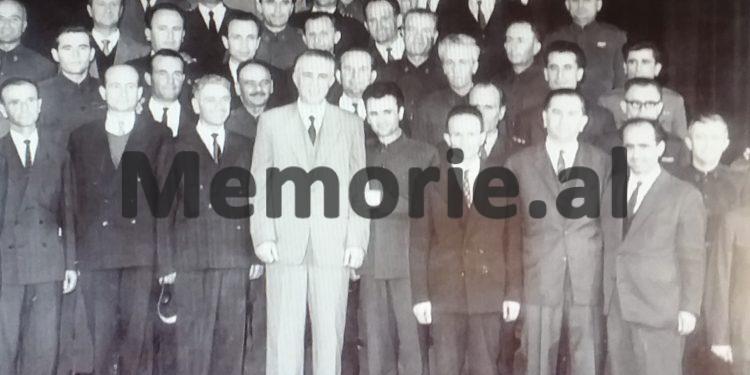 Dëshmia e truprojës: “Enveri në ‘61-in u bë si i çmendur për Pashalimanin, duke thyer xhamat me grushte, kurse në ’74-ën, Ramizi i ra në gjunjë Nexhmijes, duke qarë…”