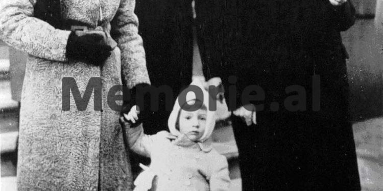 Fotot e panjohura/ Nga lindja e Princit Leka më 5 prill ‘39, ikja e Mbretit Zog nga Shqipëria dhe ndalesa në Follorinë, itinerari nëpër Europë dhe qëndrimi në Egjipt, e deri tek betimi i Lekës së Parë në ‘61-in