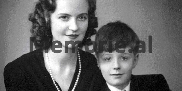 Fotot e panjohura/ Nga lindja e Princit Leka më 5 prill ‘39, ikja e Mbretit Zog nga Shqipëria dhe ndalesa në Follorinë, itinerari nëpër Europë dhe qëndrimi në Egjipt, e deri tek betimi i Lekës së Parë në ‘61-in