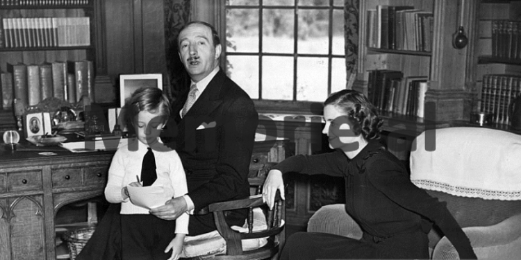 Fotot e panjohura/ Nga lindja e Princit Leka më 5 prill ‘39, ikja e Mbretit Zog nga Shqipëria dhe ndalesa në Follorinë, itinerari nëpër Europë dhe qëndrimi në Egjipt, e deri tek betimi i Lekës së Parë në ‘61-in