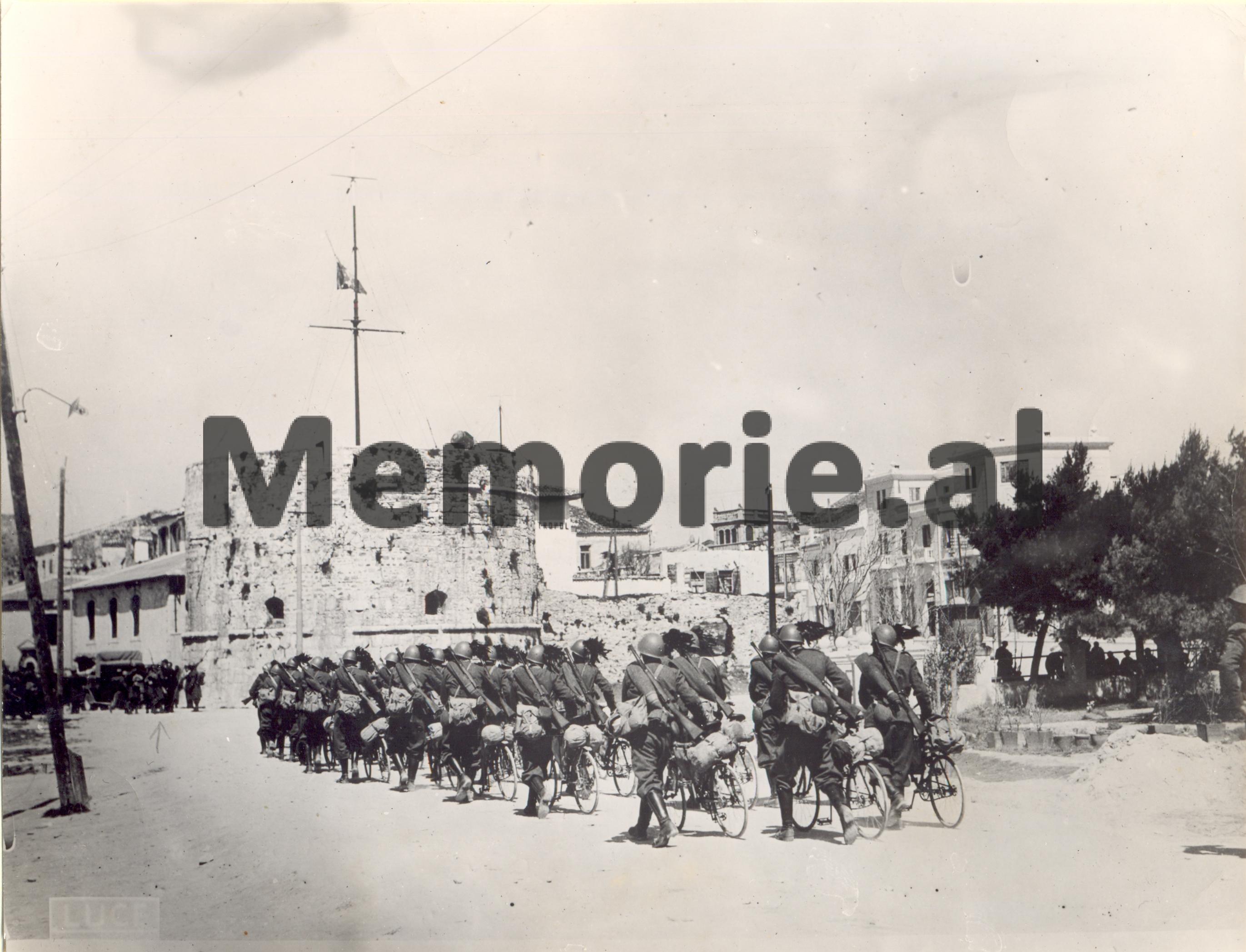 Dahshatli porno onlayn Xotin yogurt bilan blowjob beradi