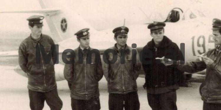 “Vëllai im, ish-pilot i klasit të parë i diplomuar në Rusi, i’u dogj avioni në ajër në stërvitjen “Peza-72” dhe….”/ Ngjarja tragjike në ‘72-in, në prezencë të udhëheqjes