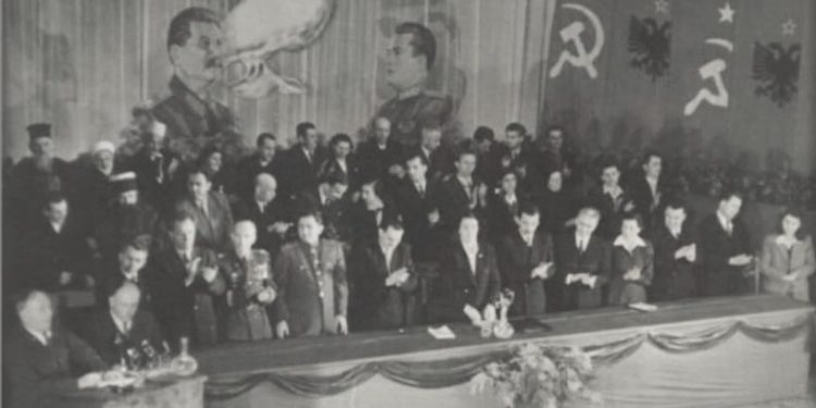 “Kryepeshkopi i gjithë Shqipërisë, Hirësia e tij Paisi Vodica, pasi falënderoi qeverinë dhe gjeneral-kolonel Enver Hoxhën, ia dha fjalën Adil Çarçanit…”/ Kur Kongresi i Kishës Ortodokse, brohoriste për Stalinin