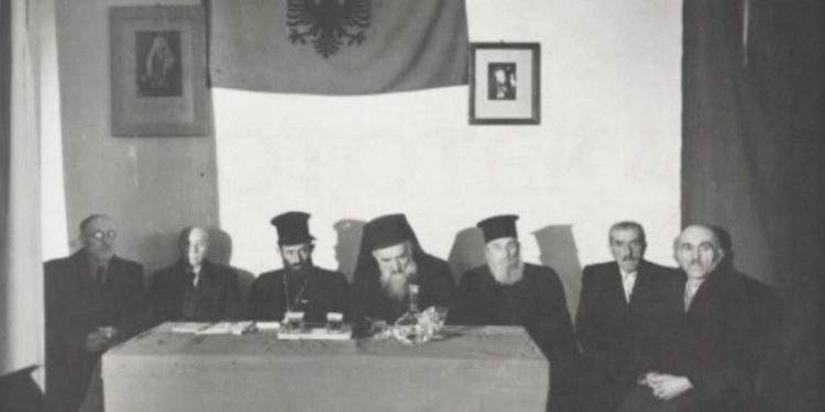 “Kryepeshkopi i gjithë Shqipërisë, Hirësia e tij Paisi Vodica, pasi falënderoi qeverinë dhe gjeneral-kolonel Enver Hoxhën, ia dha fjalën Adil Çarçanit…”/ Kur Kongresi i Kishës Ortodokse, brohoriste për Stalinin