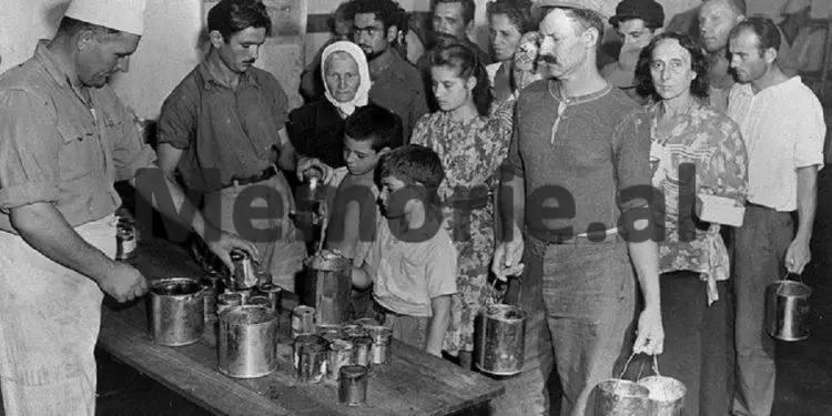Fotot e trishta: Me fëmijë në krah, për një gote qumësht e një cope buke, para zyrave të Kryqit të Kuq…/ Imazhet e panjohura në Tiranën e pasluftës