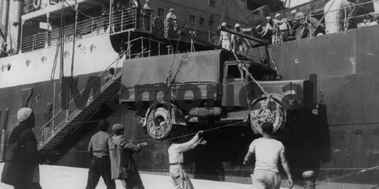 Fotot e trishta: Me fëmijë në krah, për një gote qumësht e një cope buke, para zyrave të Kryqit të Kuq…/ Imazhet e panjohura në Tiranën e pasluftës