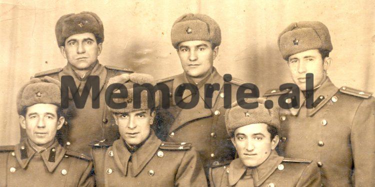 “Vëllai im, i diplomuar në “Voroshillov”, nga gjeneralët më të talentuar dhe heronjtë e Luftës, Enveri e la në një kasolle qeni dhe të hapte kanale…”/  Historia tragjike e ushtarakut të famshëm