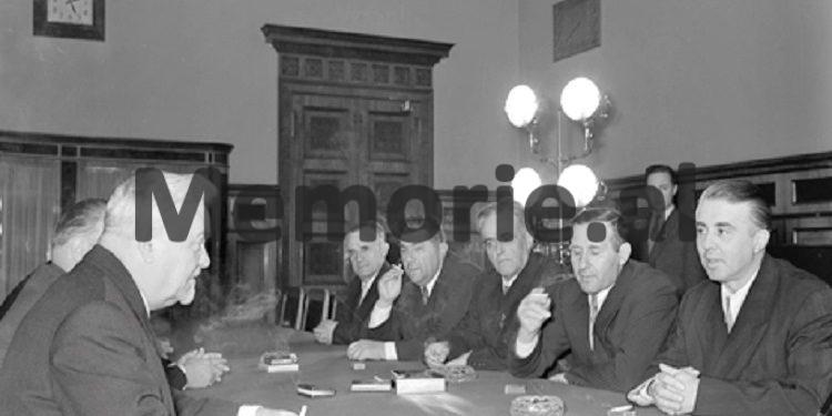 Dokumentet sekrete të CIA-s: “Hoxha akuzoi Hrushovin se ai vetë nxiti kultin e Stalinit, kurse Moska thotë se Tirana me studentët që ka në BS, ka bërë….”