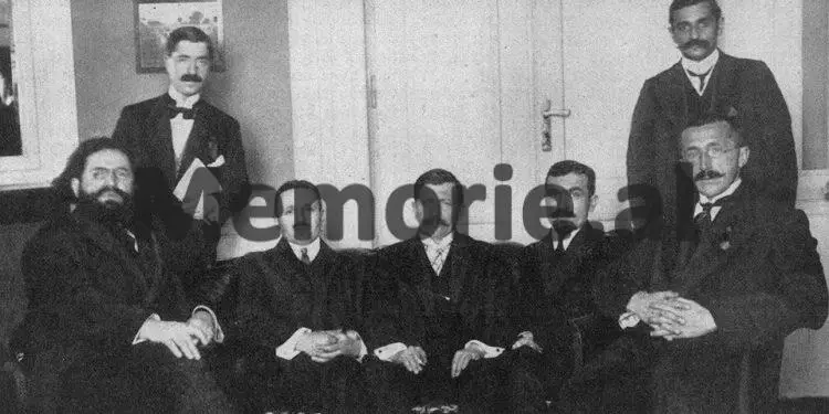 Dervish Hima, Mark Kakarriqi (në këmbë), Faik Konica, Tefë Curani, Fan Noli, Masar bej Toptani, Hilë Mosi