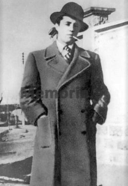 “Nëna ime e kishte djalë xhaxhai Enverin, por ai na pushkatoi vëllanë, që i prenë dhe kokën…”/ Ngjarja makabre e kushëririt që mbajti Enverin në Paris