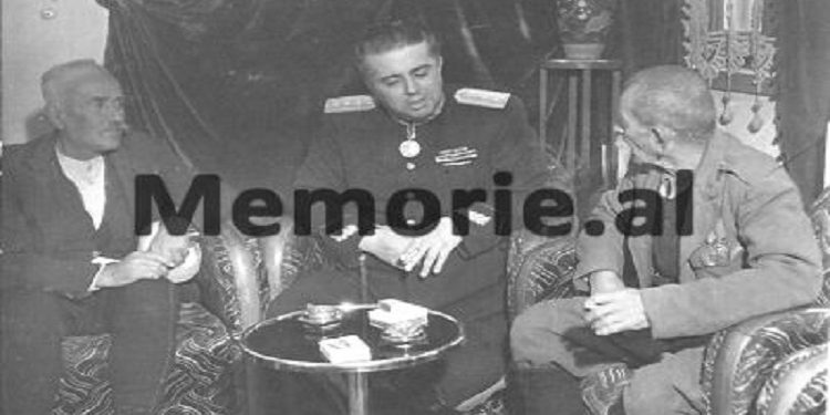 “Nëna ime e kishte djalë xhaxhai Enverin, por ai na pushkatoi vëllanë, që i prenë dhe kokën…”/ Ngjarja makabre e kushëririt që mbajti Enverin në Paris