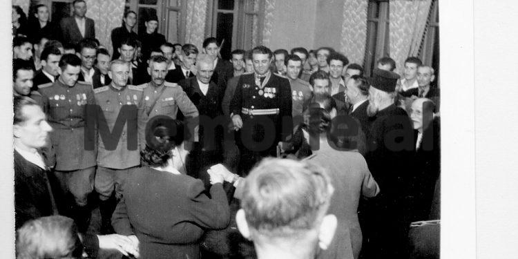 Letra sekrete e Enverit: Klerikët, me përjashtim të katolikëve, janë injorantë, dinë lutje përmendësh si hoxhallarët, por do i rrafshojmë nga faqja e dheut…”