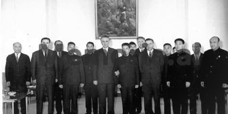 Dokumentet sekrete të CIA-s: “Hoxha akuzoi Hrushovin se ai vetë nxiti kultin e Stalinit, kurse Moska thotë se Tirana me studentët që ka në BS, ka bërë….”