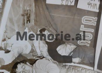 Telegramet sekrete për Enverin: “Shtypi grek pasqyron grevën e Ilia Lekës para ambasadës, janë solidarizuar partitë politike, parlamenti e Mitropoliti Sevastianos që….”