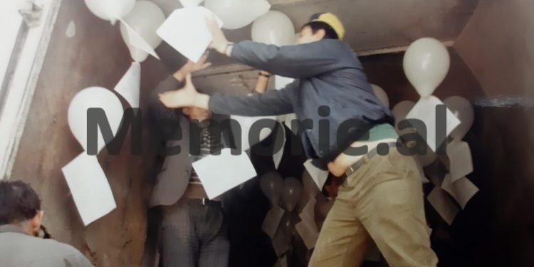 Telegramet sekrete për Enverin: “Shtypi grek pasqyron grevën e Ilia Lekës para ambasadës, janë solidarizuar partitë politike, parlamenti e Mitropoliti Sevastianos që….”