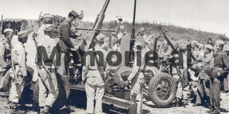 “Në Berat, populli bërtiste: ‘në litar, pushkatim për armikun e popullit’, dhe kur babai vdiq në Lapradha se nuk vinte mjeku, e varrosëm me qerre …”/ Historia tragjike e gjeneralit të famshëm