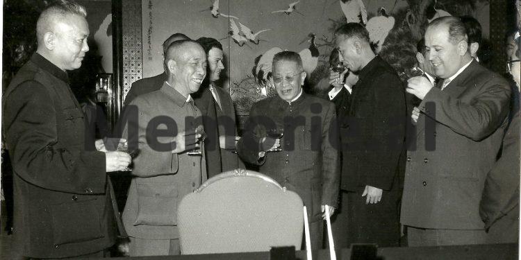 Akuzat e Enverit: “Kiço Ngjela ishte arrogant, na thoshte; ‘tregtia është më jep, të jap, ç’hyn këtu politika’, por bashkë me tregtinë që bënte ai, po na…”