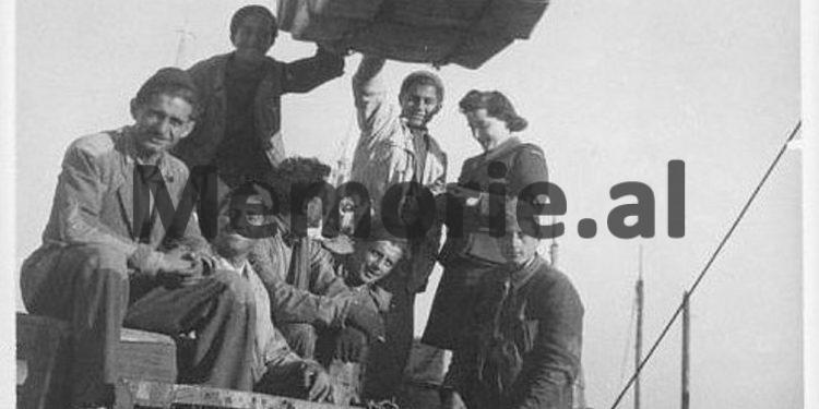 Fotot e trishta: Me fëmijë në krah, për një gote qumësht e një cope buke, para zyrave të Kryqit të Kuq…/ Imazhet e panjohura në Tiranën e pasluftës