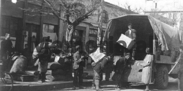 Fotot e trishta: Me fëmijë në krah, për një gote qumësht e një cope buke, para zyrave të Kryqit të Kuq…/ Imazhet e panjohura në Tiranën e pasluftës