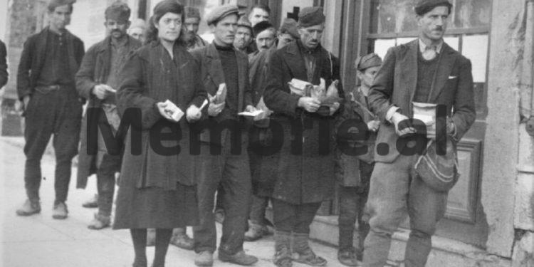 Fotot e trishta: Me fëmijë në krah, për një gote qumësht e një cope buke, para zyrave të Kryqit të Kuq…/ Imazhet e panjohura në Tiranën e pasluftës