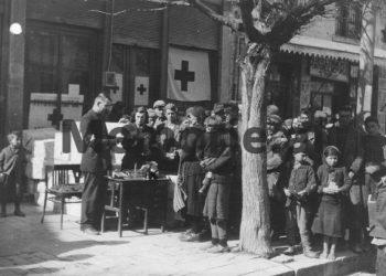 Sad photos: With children in arms, for a glass of milk and a piece of bread, in front of the Red Cross offices… / Unknown images in post-war Tirana