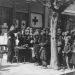 Sad photos: With children in arms, for a glass of milk and a piece of bread, in front of the Red Cross offices… / Unknown images in post-war Tirana