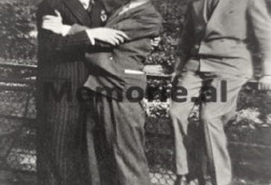 “Nëna ime e kishte djalë xhaxhai Enverin, por ai na pushkatoi vëllanë, që i prenë dhe kokën…”/ Ngjarja makabre e kushëririt që mbajti Enverin në Paris