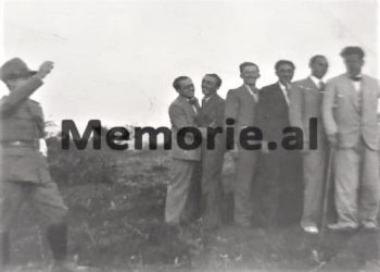 “Nëna ime e kishte djalë xhaxhai Enverin, por ai na pushkatoi vëllanë, që i prenë dhe kokën…”/ Ngjarja makabre e kushëririt që mbajti Enverin në Paris