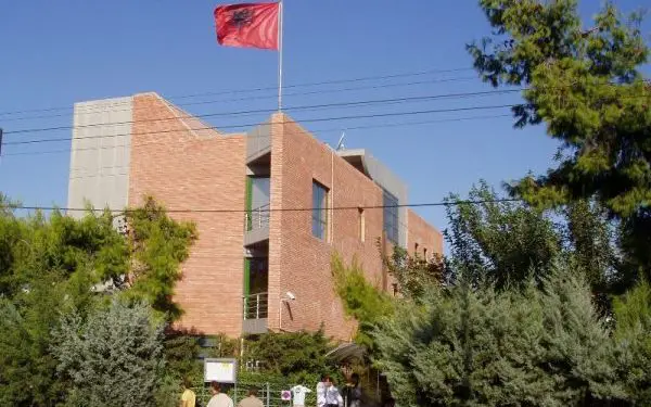 Letra kërcënuese për Enverin: “Mos ma mbani babanë në burg dhe djalin peng, do kryej veprime çnjerëzore, do çuditet Greqia dhe…”/ Historia e minoritarit që u arratis në ’82-in
