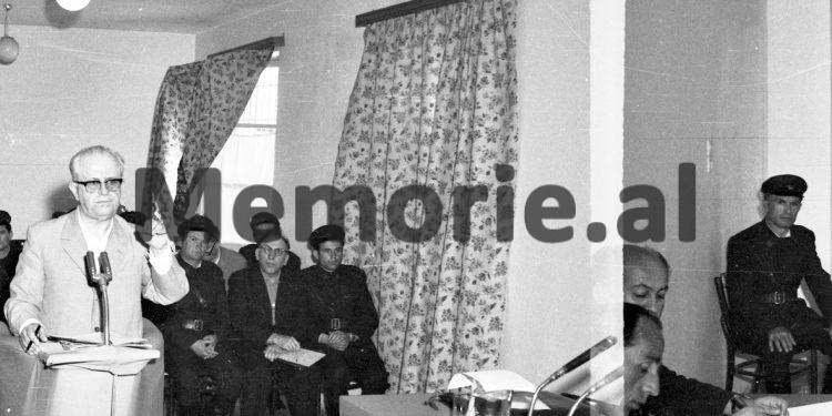 Akuzat e Enverit: “Kiço Ngjela ishte arrogant, na thoshte; ‘tregtia është më jep, të jap, ç’hyn këtu politika’, por bashkë me tregtinë që bënte ai, po na…”