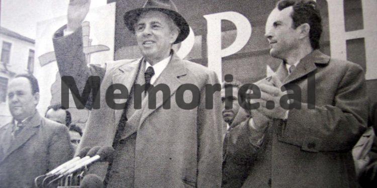 “Në Finiq, sekretari partisë dhe kryetari kooperativës, vanë të hiqnin ikonat e kishës, por u mblodhën 40 gra dhe i rrahën e i…”/ Fjala e Enverit në Byro