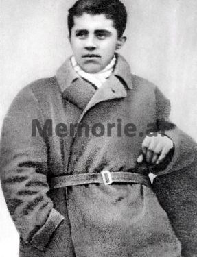 “Nëna ime e kishte djalë xhaxhai Enverin, por ai na pushkatoi vëllanë, që i prenë dhe kokën…”/ Ngjarja makabre e kushëririt që mbajti Enverin në Paris