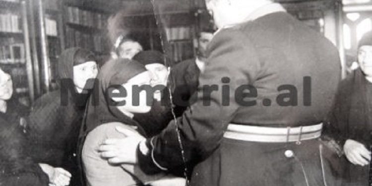 “Nëna ime e kishte djalë xhaxhai Enverin, por ai na pushkatoi vëllanë, që i prenë dhe kokën…”/ Ngjarja makabre e kushëririt që mbajti Enverin në Paris