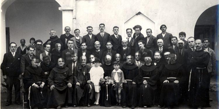 Letra sekrete e Enverit: Klerikët, me përjashtim të katolikëve, janë injorantë, dinë lutje përmendësh si hoxhallarët, por do i rrafshojmë nga faqja e dheut…”