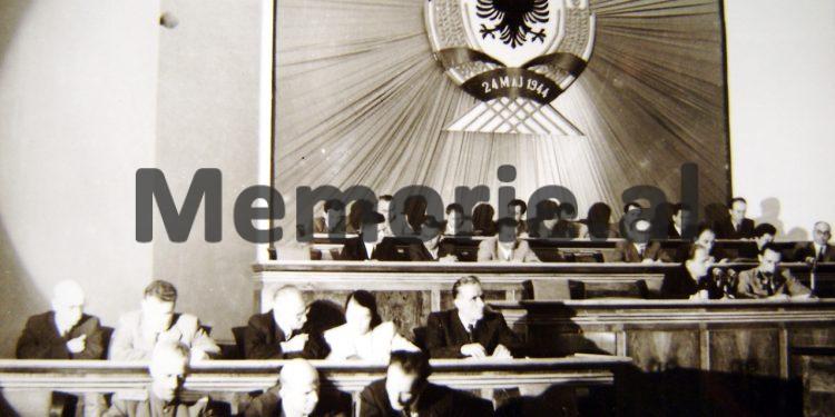 21 prill 1921, kur hapej Parlamentit i parë / Historia e panjohur e zgjedhjeve dhe votimeve në Shqipëri: nga dy parti në 1921-’24-ën, te Zogu dhe ato me gogla e një kandidat të Enverit