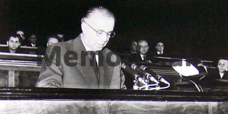 “Përse të lëmë avokatë si Suat Asllani dhe Koço Dilo, ç’i duhen Drejtësisë këta, kur në gjyq thonë se krimineli…”?!/ Fjala e Enverit në ’66-ën kur suprimoi Ministrinë e Drejtësisë