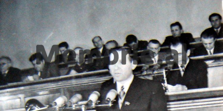 “Në Finiq, sekretari partisë dhe kryetari kooperativës, vanë të hiqnin ikonat e kishës, por u mblodhën 40 gra dhe i rrahën e i…”/ Fjala e Enverit në Byro