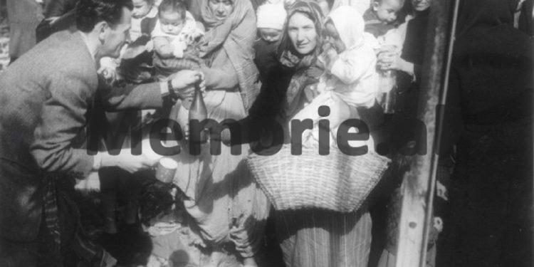 Fotot e trishta: Me fëmijë në krah, për një gote qumësht e një cope buke, para zyrave të Kryqit të Kuq…/ Imazhet e panjohura në Tiranën e pasluftës