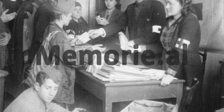 Fotot e trishta: Me fëmijë në krah, për një gote qumësht e një cope buke, para zyrave të Kryqit të Kuq…/ Imazhet e panjohura në Tiranën e pasluftës